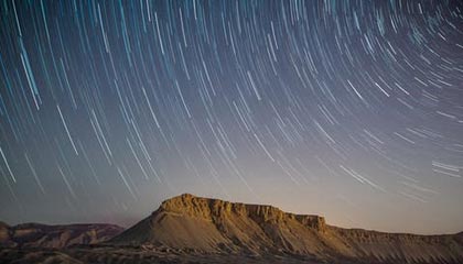 紧张对决！球员斗志昂扬，拼尽全力